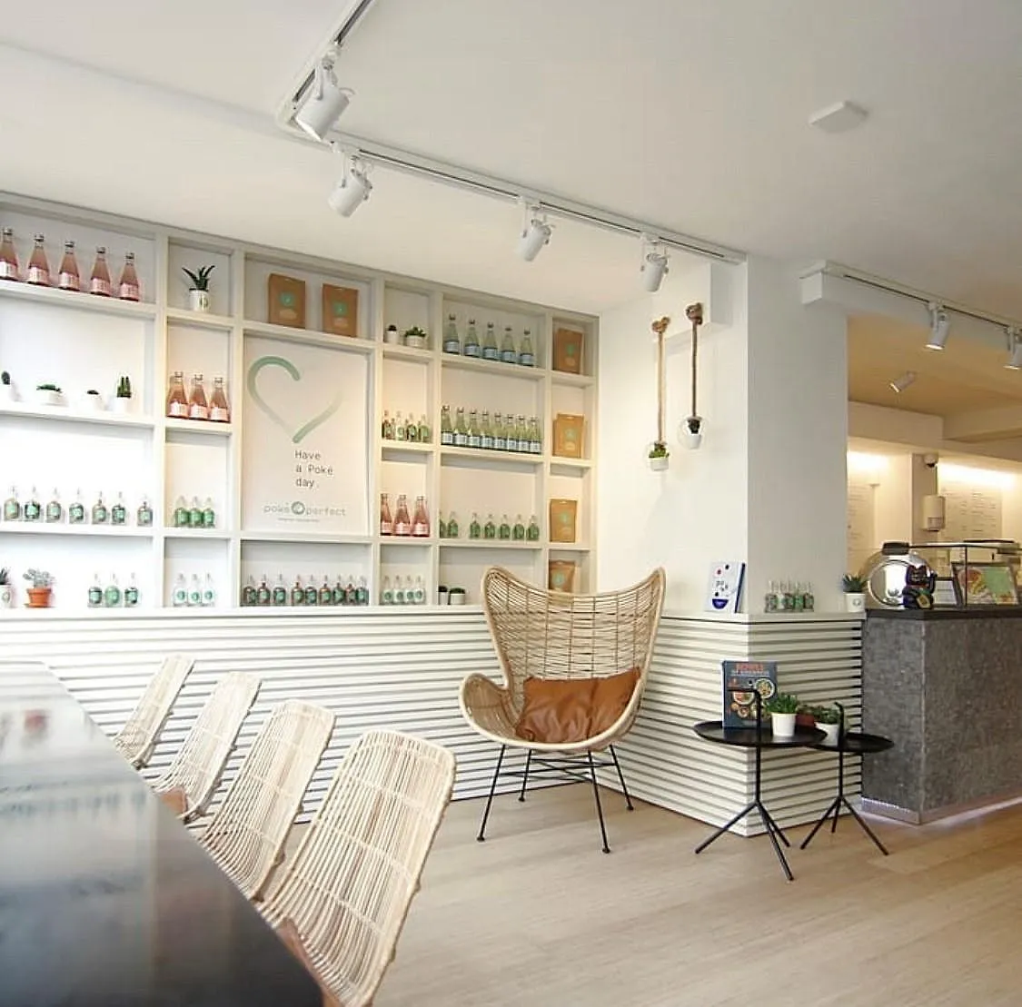 Verbouwd bistro-interieur in de binnenstad met bar en daglicht door de gevel