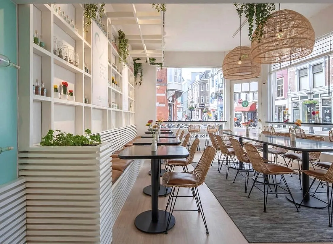 Dezelfde winkel na oplevering: licht, strak afgewerkt en klaar voor klanten.