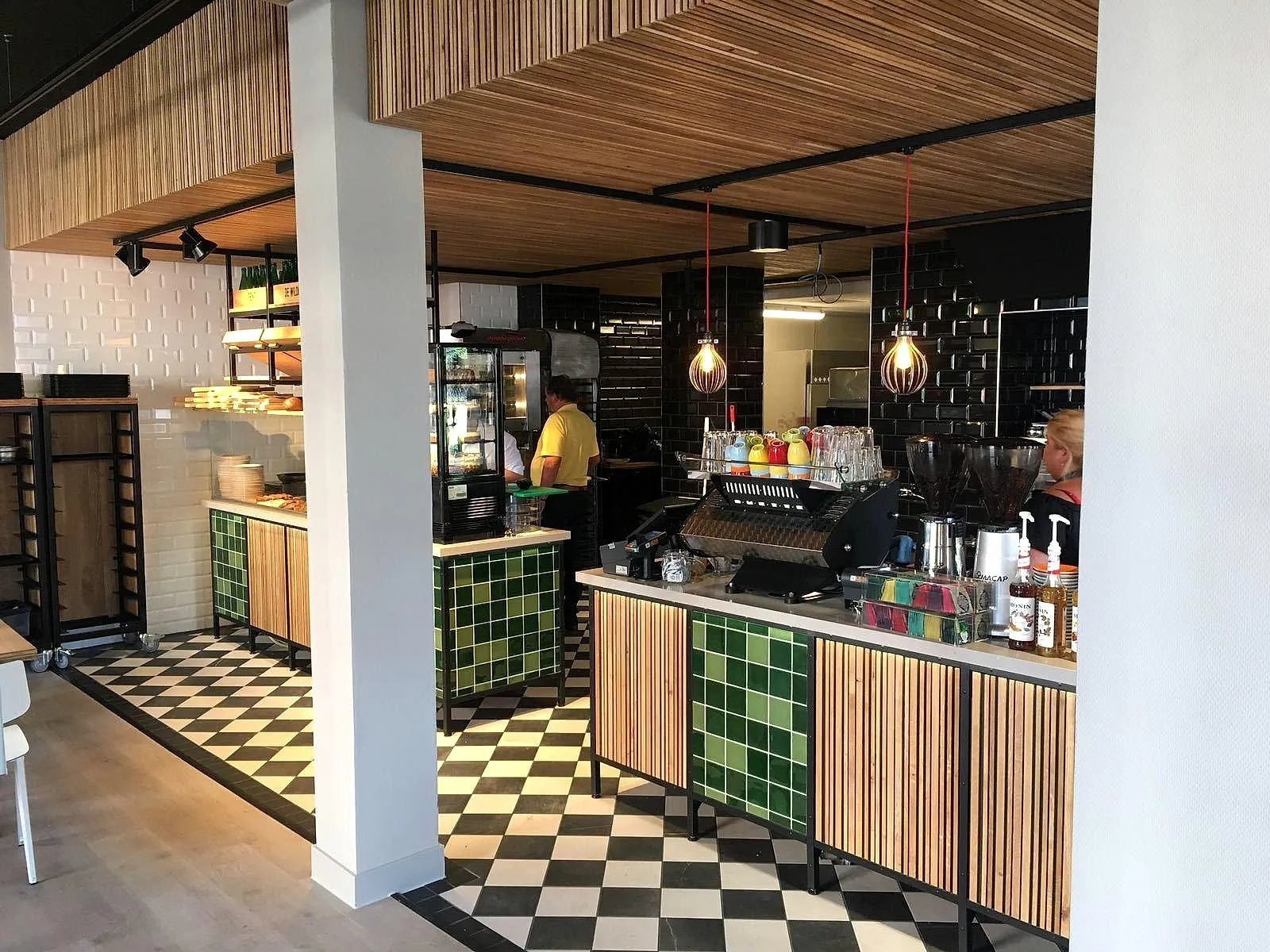 Licht restaurantinterieur met bar en grote ramen bij daglicht