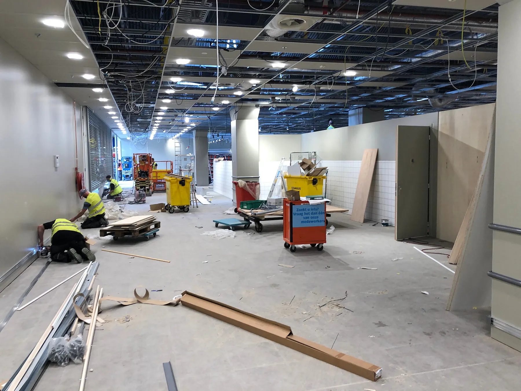 Ruime showroom met gepolijste betonvloer en daglicht door een glasgevel